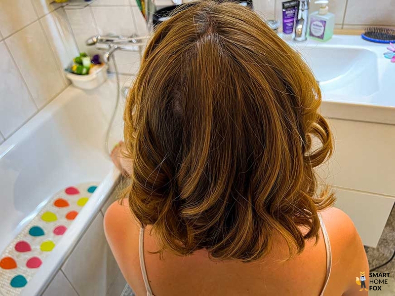 Man sieht eine Locken-Frisur, die mit dem Dyson Airwrap gestylt wurde.